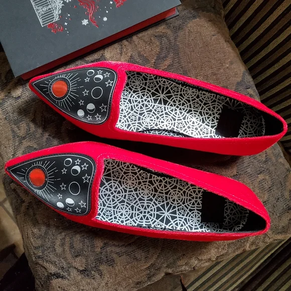 Red Velvet Ouija Planchettes Flat Shoes - Picture 2 of 7